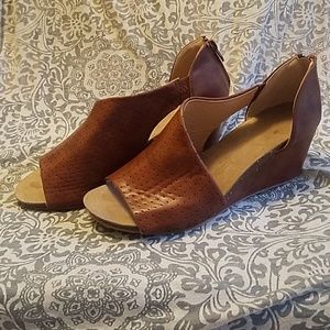 Cognac perforated wedge